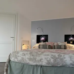 il-borgo-di-genova.hotelitalianriviera.com/